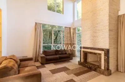 Casa impecável em condomínio renomado, com  suítes e 4 vagas de garagem no campo comprido!