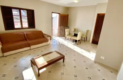 Excelente sobrado a venda com 3 quartos, excelente incidência solar, no guabirotuba!