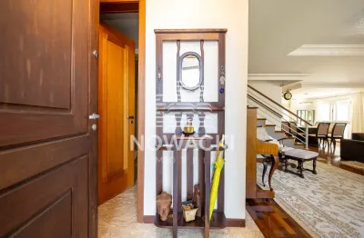 Casa de alto padrão em condomínio com 3 suítes e piscina em santa felicidade