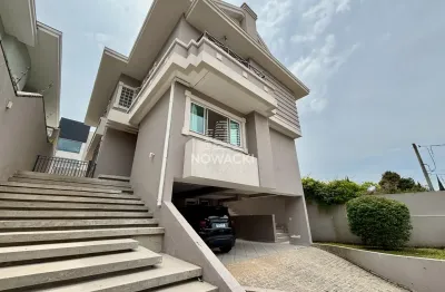 Casa de alto padrão com 4 suítes e 4 vagas no coração de santa felicidade