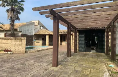 Excelente casa com piscina, 02 suítes próximo a praia em tramandaí.