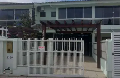 Excelente duplex a venda com 02 dormitórios no centro de tramandaí