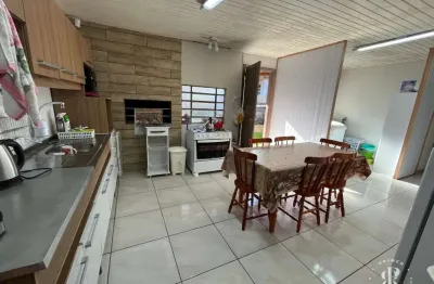 Casa com 4 dormitórios, churrasqueira, vaga de garagem, à 700m do mar em imbé.