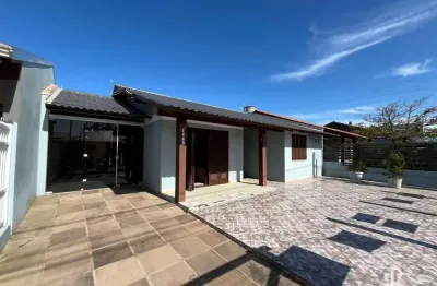 Linda casa de 3 dormitórios sendo 1 suíte a 100 metros do mar em nova tramandaí