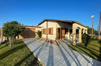 Casa 3 dormitórios à poucos metros do mar no centro de tramandaí