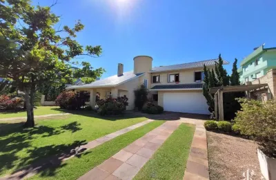 Excelente casa com piscina e 5 dormitórios no centro de tramandaí