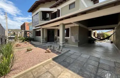 Casa ampla com piscina e churrasqueira, 3 dormitórios no centro de tramandaí/rs