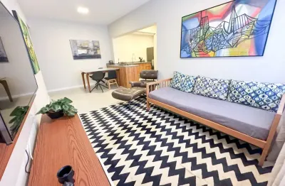 Apartamento reformado localizado na av. hercilio luz. lugar privilegiado.
