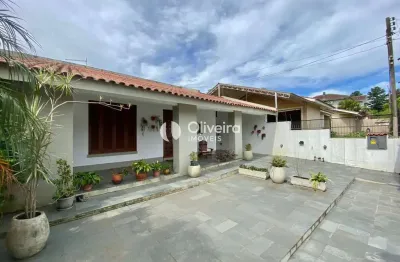 Casa semimobiliada com 03 dormitórios, sendo um suíte no bairro camobi!