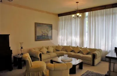 Casa 700m2 , cinco dormitórios, 2 suítes, 10 vagas de garagem