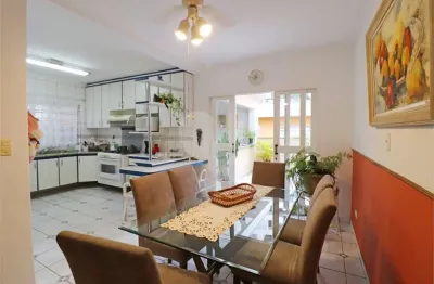 Excelente sobrado com casa extra nos fundos, muito bem conservado