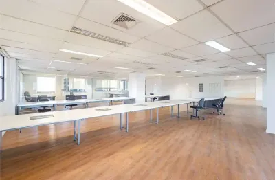 Laje corporativa de 384 m² e 7 vagas, no coração da vila olímpia, com 40 posições de trabalho.