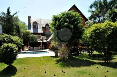 Espaçosa, com linda vista e amplo jardim , 1000 m² de terreno e 1000 m² de construção .