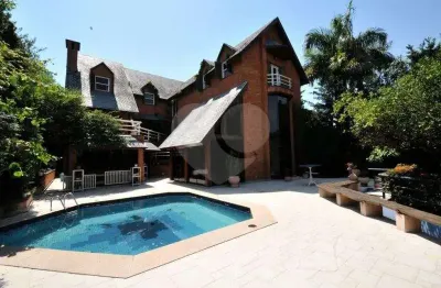 Espaçosa, com linda vista e amplo jardim , 1000 m² de terreno e 1000 m² de construção .