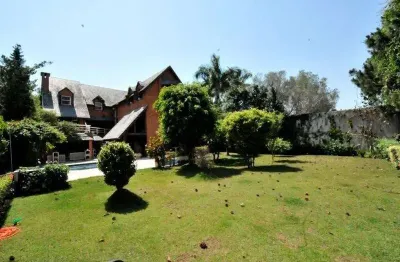 Espaçosa, com linda vista e amplo jardim , 1000 m² de terreno e 1000 m² de construção .