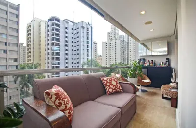 Reformado, 210m² de área útil, 4 dormitórios, sendo 3 suítes e 4 vagas de garagem!