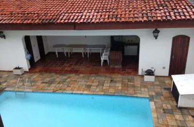 Casa com piscina nas imediações do palácio do governo. ótimo valor