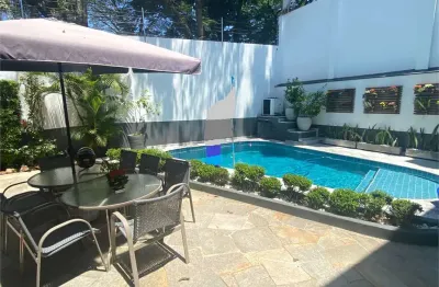 Casa reformada de esquina em estilo mediterrâneo 5 dormitórios