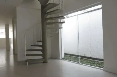Sobrado, com  3 pavimentos, totalmente reformada, piso porcelanato  alto padrão!!