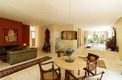 Casa totalmente reformada no pacaembu com 4 suites piscina 6 vagas