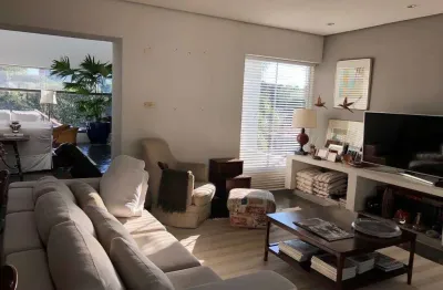 Excelente casa com 4 suítes próxima ao palácio do governo.