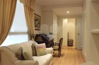 Apartamento duplex 480m², 4 suítes, elevador nos dois pisos na rua mais exclusiva de moema pássaros!