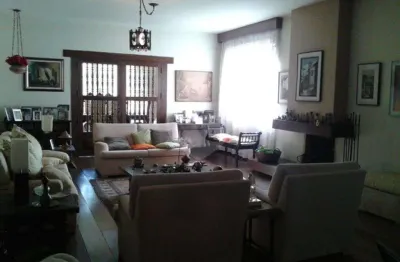 Casa à venda de 500 m² no morumbi de 5 quartos sendo 2 suites e 6 vagas.