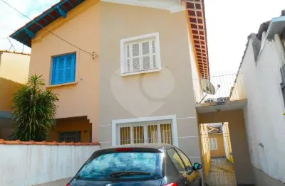 Sobrado em rua tranquila 2 dormitórios 2 vagas. ótima oportunidade de investimento.