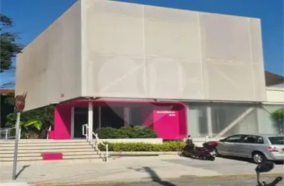 Imóvel comercial em boa localização, cerca de 400 m² do shopping ibirapuera e próximo das estações.