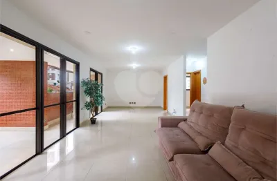 4 suítes e 4 vagas de garagem em condomínio clube na vila mariana