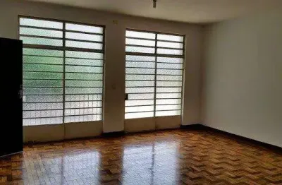 Sobrado com ótima localização, com nove salas, dois salões grandes