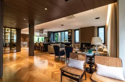 Casa em estilo inglês, moderna e sofisticada, excepcional localização, vende mobiliada.