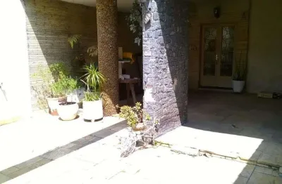 Sobrado em moema com 180 m²  4 dorms, 3 suítes, 4 vagas ,  próximo ao shopping.