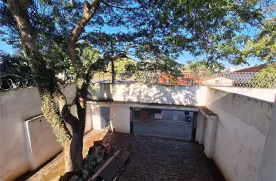 Casa com 405 m² de área construída e 900 m² de terreno em moema à venda ou locação.