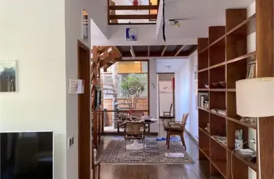 Moderna, reformada, em rua tranquila e arborizada, no coração do jardim paulistano