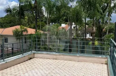 Moderna, reformada, em rua tranquila e arborizada, no coração do jardim paulistano