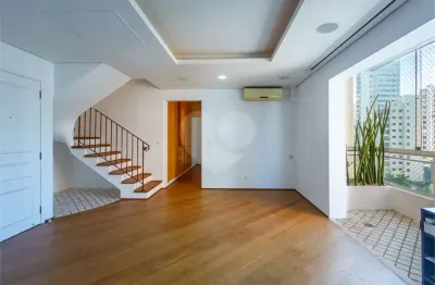 Cobertura reformada, com 250 m2, 3 quartos (1 suíte), piscina aquecida e 2 vagas, fora da rota, a venda em moema