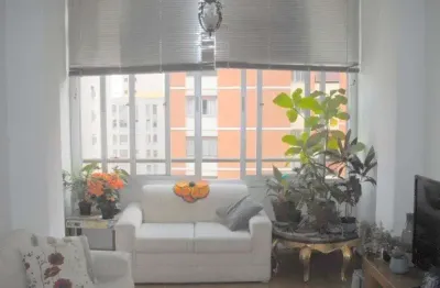 Apartamento amplo de dois dormitórios no bairro de higienópolis.