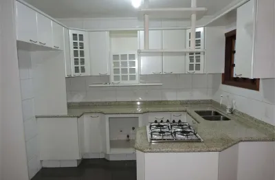 Excelente oportunidade, casa em rua tranquila, 3 dormitórios, garagem, pronto para morar