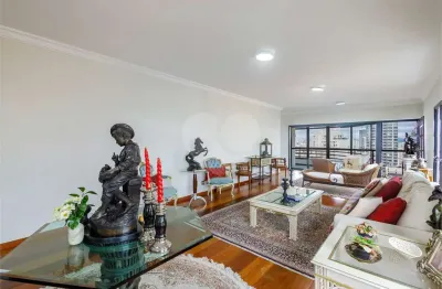 Apartamento de 190m² 4 dormitórios com varandas, 2 suítes, living, 3 vagas em andar alto em perdizes