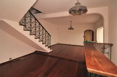 Oportunidade!!! sobrado com cômodos amplos, ótima localização para venda rápida.