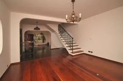 Oportunidade!!! sobrado com cômodos amplos, ótima localização para venda rápida.