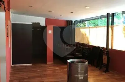Casa de esquina com varanda coberta, ar condicionado, antigo restaurante!!!