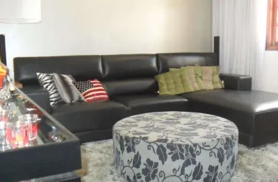 Maravilho sobrado com fino acabamento, 3 suítes, living amplo, sala de tv, quintal e churrasqueira.