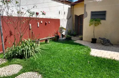 Casa térrea com muito quintal e portão automático !