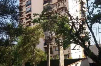 Apartamento bem arejado e iluminado, sala com lareira e varanda. excelente localização!