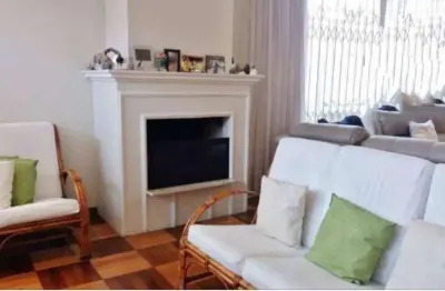 Casa com quintal, 4 quartos, 4 vagas no planalto paulista