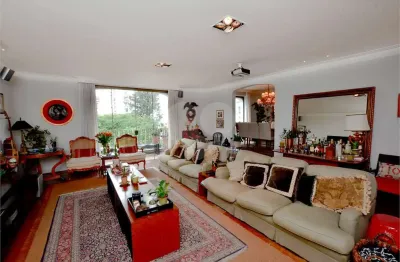 Apto reformado  uma planta maravilhosa com living e terraço amplos e espaços.