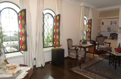 Sobrado estilo neoclássico com 10 m² de frente e 27 m² de fundos