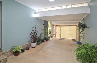 Sobrado isolado a venda no planalto paulista , em rua tranquila e arborizada.